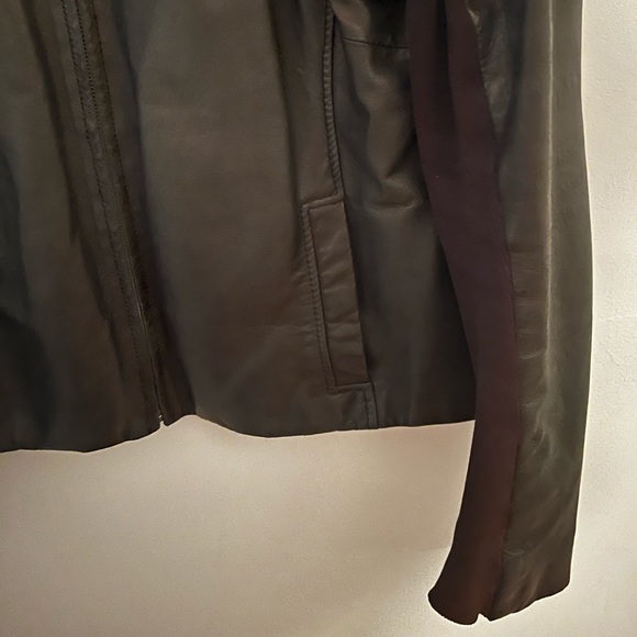 Danier Genuine Leather Jacket with stretchy cotton panel. XL - Picture 4 of 4